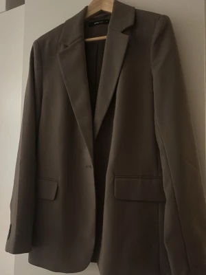 Brun/grå Kavaj  - Jättefin oversized kavaj, tjockt fint material och endast använd ett fåtal gånger 