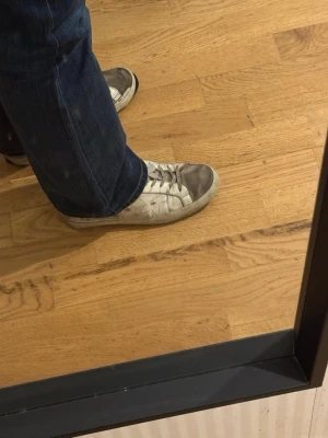 Golden goose skor - Säljer mina golden goose. De är i ganska dåligt skick och sulan skulle behöva fixas. Har man däremot orken att fixa de så kan man få ett riktig superdeal. De är köpta från vestiare och orderbekräftelse finns. Vid fler frågor är det bara att höra av sig