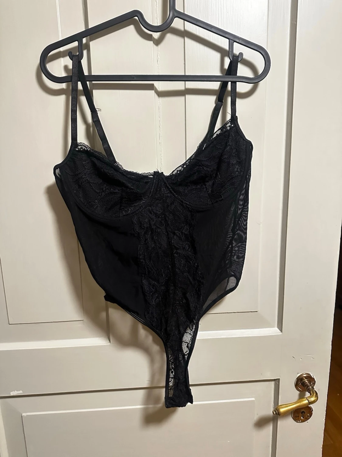 Svart spetsbody med tunna axelband - 1