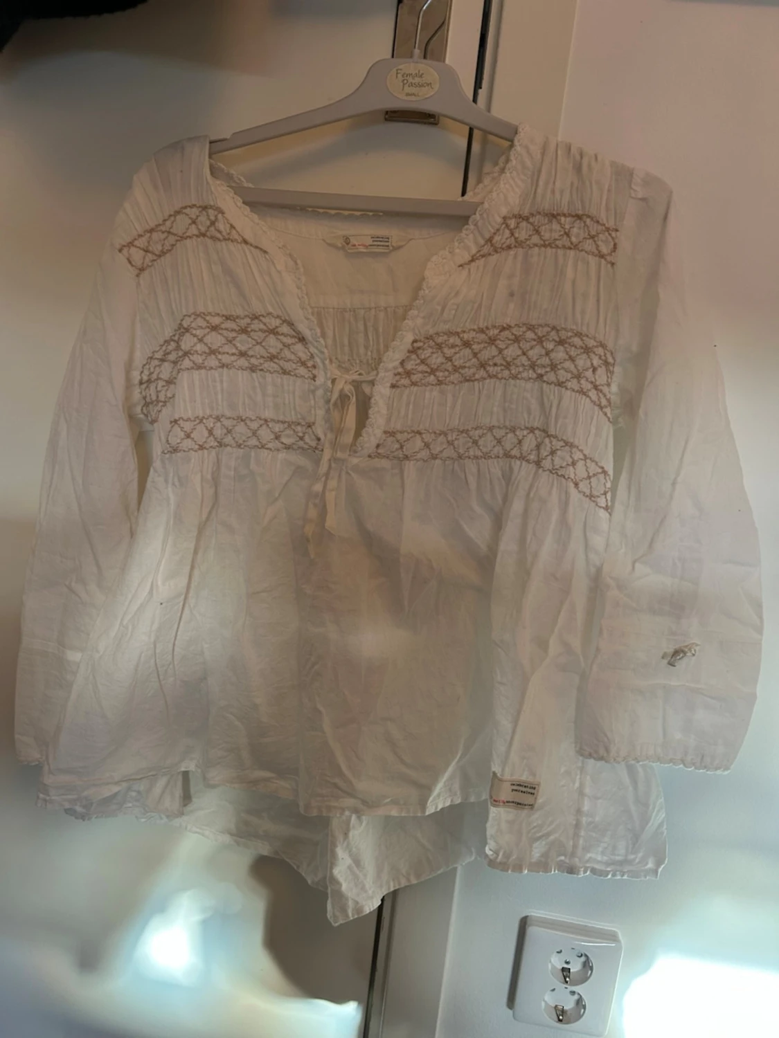 Vit boho-blus med broderi