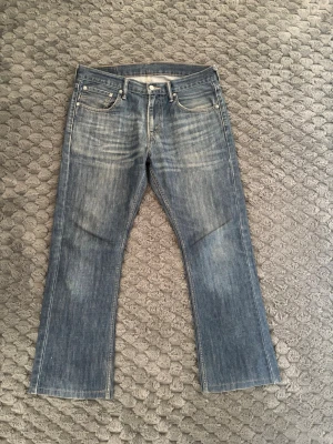 Levi’s jeans 527 bootcut - Vintage  - Tja, säljer dessa snygga Levi’s jeans som är Vintage och i ett mycket bra skick. Storleken är 32/32 men är uppsydda så passar 32/30. Jeansen sitter perfekt för dig som är mellan 168-173 cm lång! Modellen på bilden är 170, 57kg. Mitt pris är 699, men kan diskuteras vid snabb affär! Mått A: 41 cm B: 97 cm Benöppning: 23,5 cm. Hör av er vid frågor eller minsta fundering! 🙌