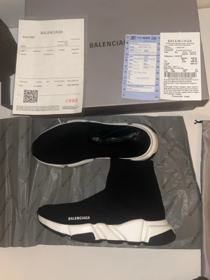 Balenciaga Speed Trainer svarta sneakers - Balenciaga Speed Trainer sneakers i svart med vit chunky sula och stickad strumpdesign. Loggan är tryckt på sidan och ovandelen är i stretchigt textilmaterial som sitter tight runt foten. Kommer med originalkartong, dustbag och kvitto.