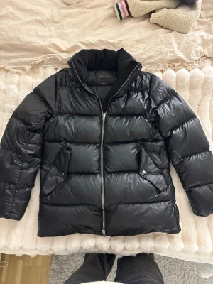 Populär Massimo Dutti jacka - Snygg svart pufferjacka från Massimo Dutti. Saknar tyvärr luvan men är i väldigt bra skick. Säljs ej längre 
