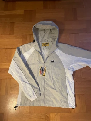 Corteiz windbreaker - Säljer denna riktigt feta windbreaker från Corteiz. Grå/vit. Lappar kvar. 10/10 skick. Jag på bilden är 188cm lång. Hör av er vid eventuella frågor eller funderingar.