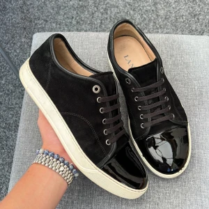 Lanvins  - Hej! Nu har vi fått in ett par riiktigt fräsha lanvins i storleken uk8 som motsvarar 42-43! Skick: 9/10! Den ända defekten är lite skador på sulan. Allt og ingår! Box, dustbag, snören, kvitto! Hör av dig vid minsta fundering🤩