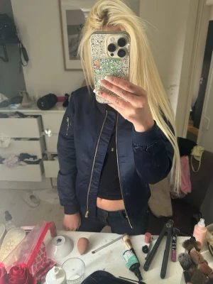 Blå bomberjacka  - Trendig blå bomberjacka med guldiga dragtjedjor, i ny skick,  köpt för 600kr, skriv vid frågor❤️