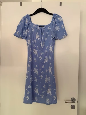 Klänning blå  - Storlek XS. Aldrig använd. Köpt i butik så kan finnas skavanker. 