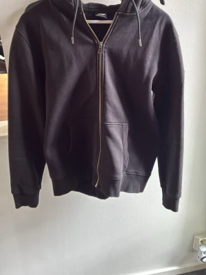 Colmar hoodie  - Svart hoodie från Colmar med dragkedja framtill, skicket är som nytt o priset kan diskuteras vid snabb affär