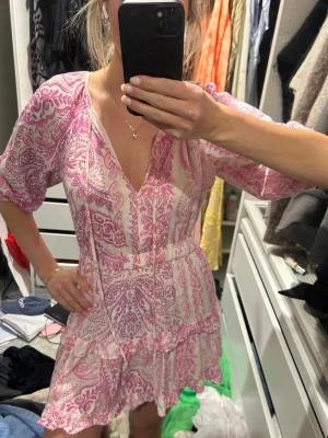 Zara klänning  - Så söt klänning som funkar både till vardags och fest 💞