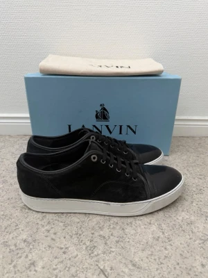 Svarta Lanvin sneakers med vit sula - Snygga Lanvin dbb1 patent cap toe | storlek 11 eu45 | skick som på bilder | allt ingår äktighetsbevis finns | vårdade med sulkräm | pris går att diskutera vid snabb affär |