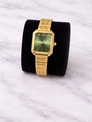 Guldig klocka med grön urtavla - Stilren klocka från Aldo med rektangulärt guldigt armband och grön urtavla. Klockan har en elegant design med romerska siffror och detaljer i guld. Perfekt accessoar för att lyfta din outfit.