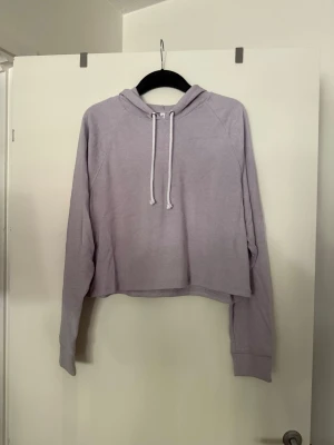Hoodie ljuslila - Storlek L, aldrig använd.  Köpt i butik så kan finnas skavanker. 
