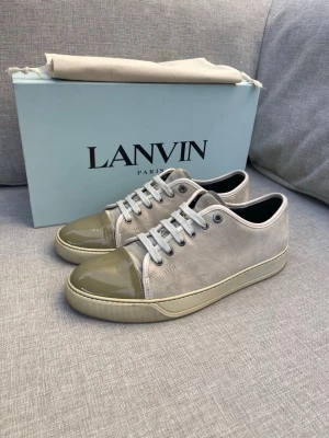 Lanvin skor - Hej, säljer nu dessa svin snygga lanvin skor. Skorna är i grymt skick!  Begränsat antal boxar och dustbag. Hör av dig vid frågor. 
