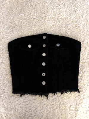 Svart Denim Topp - Snygg och trendig topp med stretchig passform. Perfekt till sommaren eller att styla med jeans/kjol ✨Använd få gånger och i fint skick💛Pris kan diskuteras:)