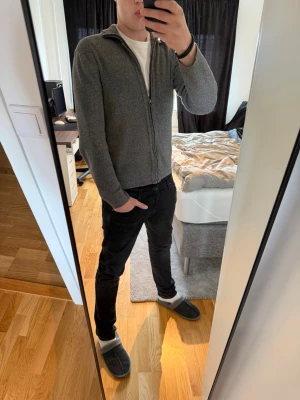 Tröja ifrån East west  - Hej säljer en kofta ifrån East west i storlek s och som passar dig med en stilren outfit 
