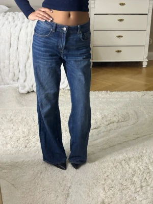 Blå wide jeans med midwaist - Ett par vida jeans ifrån hm devided. Dom är modwaist men går att dra ner till lowwaist om man önskar det.