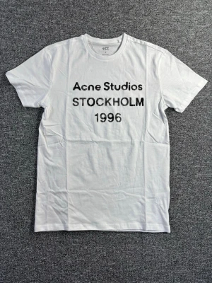 Snygg stockholms tröja - Säljer denna feta T-shirten med riktigt snyggt tryggt | storlek S | skick 10/10 | måtten visas o bilderna | passar till nästa alla outfits | skriv vid minsta lilla fråga ☺️🥂