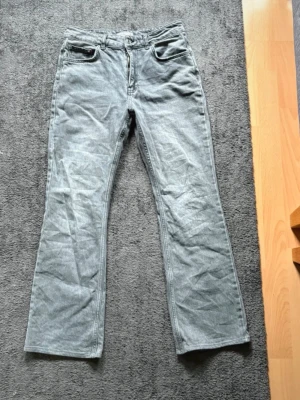 Gråa jeans från Gina tricot  - Superbra skick, storlek 40. 