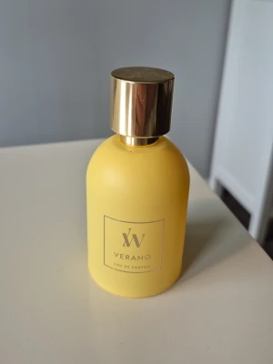 Ida Warg Verano  - Säljer en Ida Warg - verano. Toppnoter: Apelsin, Tangerin, Kalabrisk bergamott, Jordgubb, Hallon, Päron.                               Hjärtnoter: Pion, Sambac jasmin, Datura, Apelsinblom Basnoter: Patchouli, Vit mysk, Vanilj, Ambra, Mossa, Cederträ. 50 ml från början. Svårt att avgöra exakt hur mycket som är kvar men MINST 40ml. Har förvarats svalt & mörkt.