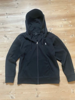 Raulph Lauren Zip - Säljer en svart RL zip hoddie. Mycket bra skick. Storlek L men passar bättre om du bär M