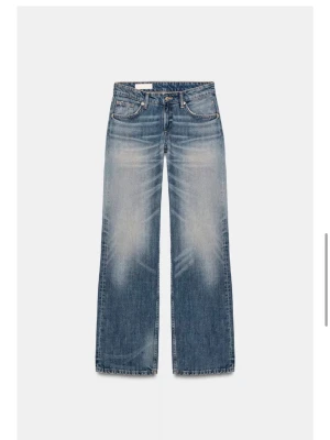 Zara jeans  - Säljer dessa coola Zara jeansen i modellen trf wide leg låg midja😊 säljer dem då jag inte passar i färgen. Aldrig använda!