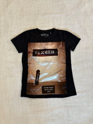 Bastille T-shirt  - Söker du en Bastille T-shirt att bära i sommar till en billig peng?  Då har du hittat rätt. En Bastille  T-shirt i fint begagnat skick utan några konstigheter. Har vanligtvis ett inköpspris på över 1000kr. Tveka inte på att slå till! (Postar inom 24)