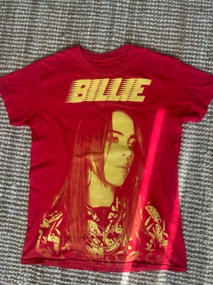 Röd Billie Eilish t-shirt - Tshirt från Billies hemsida, äkta merch. Strl S men passformen är lite baggy möjligtvis.