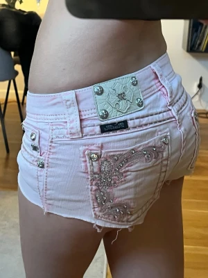 Miss me jeans shorts  - Skit snygga miss me jeans short i ljus rosa med massa fin detalj på baksidan! Sitter så snyggt på och har midjemått 32! 🫶🏼