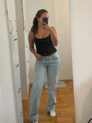 Gina Tricot jeans - Snygga ljusblåa mid-rise jeans från Gina Tricot. De har en rak modell. Vid vänstra benet finns det en liten fläck, men som knappt syns, därav priset