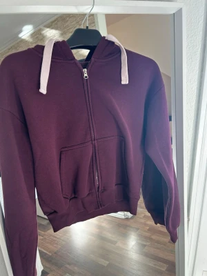 Vinröd hoodie från Gina Tricot - Mysig vinröd hoodie, köpt från Gina Tricot i storlek S, inga defekter och använd få gånger