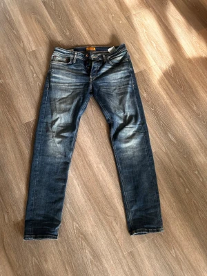 Jeans från jack&jones - Säljer mina jeans från jack&joned då jag inte passar dom längre och inte har blivit använda så mycket och är därför i bra skick. Storlek 30,32 