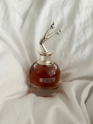 Scandal parfym från Jean Paul Gaultier - Den mycket populära Jean Paul Gaultier - Scandal Eau De Parfum 50 ml, helt ny och endast testad med 2 sprut!