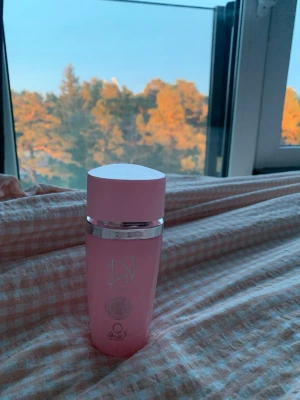 Lattafa Fräsch vaniljblomma ny parfym  - En ny (100ml ) Parfymen har en väldigt härlig doft – fräsch, blommig+ vanilj och fruktiga toner.