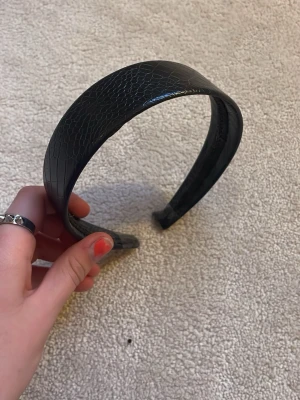 Svart diadem - Säljer ett snyggt svart diadem med lädermaterial.