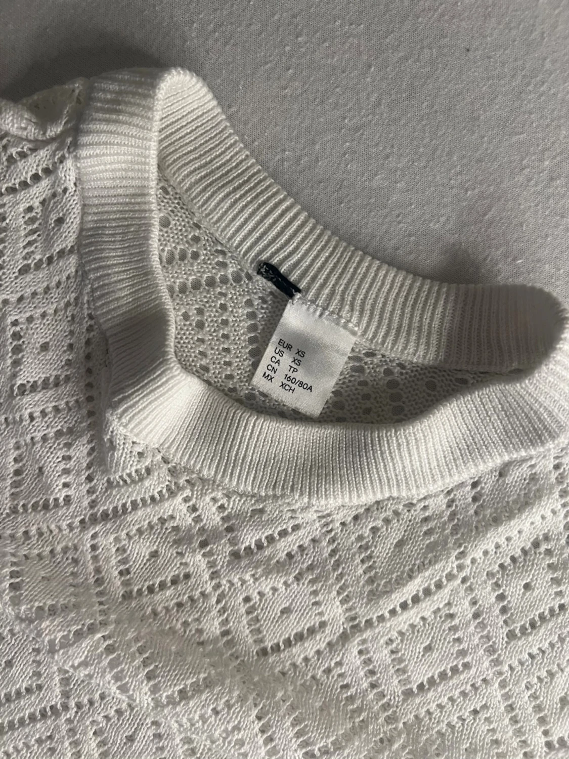 Vit spetsstickad topp från H&M - 1