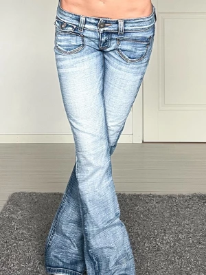 Jeans - Midjemått: 38cm rakt över, innerbenslängd: 78cm 💗Har en liten fläck men syns knappt💕💕