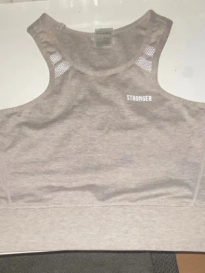 Tränings topp  - Tränings topp från Stronger. Helt ny endast provad💕