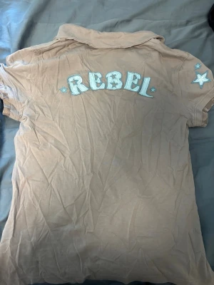 Beige kortärmad polotopp med fickor - Lite skrynklig då jag inte har strykjärn hemma just nu 😊 Märkt XL men passar snarare S/M L då den är väldigt liten i storleken.
