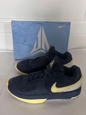 Basketskor Nike Ja 2  - Nike Ja 2 Ja Morant basketskor - Mycket bra skick, få slitningar -       Storlek 44 - Bekväma och stadiga men också lätta, mycket bra grepp - Tveka inte att höra av er vid frågor eller intresse! /Sthlmreuse