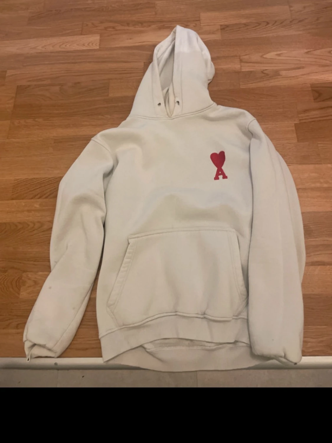 Vit hoodie från Ami Paris med rött hjärta