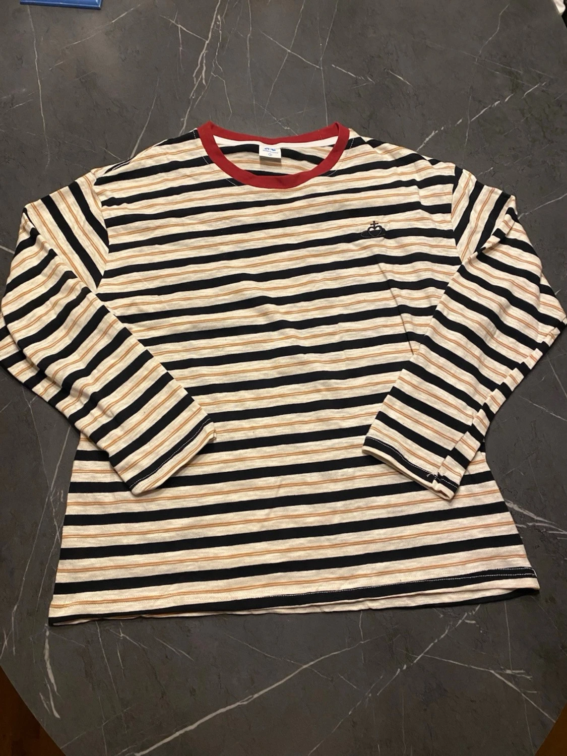 Randig långärmad tröja M – broderad orb-logga – röd krage (unisex)