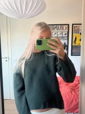 Mörkgrön stickad tröja - Jättemysig mörkgrön stickad tröja i 100% ull💚 Tröjan har rund halsringning och breda muddar vid ärmslut och nedkant och är lite kortare fram- än baktill. Nypris runt 700 kr.