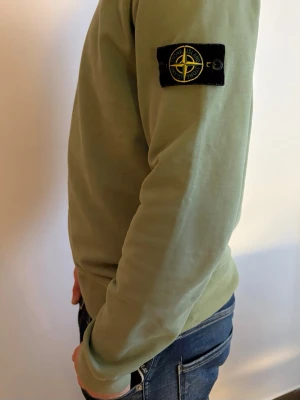Grön sweatshirt från Stone Island - Grön sweatshirt från Stone Island. Använd men i väldigt bra skick! Nypris 2999