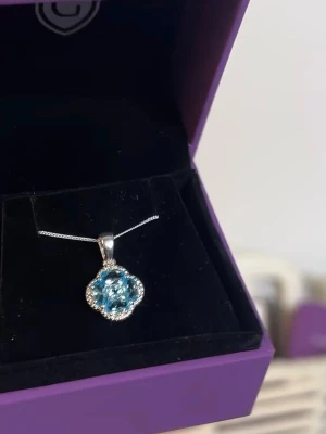 Äkta Sapphire, silver och guld  - Super fina smycken från Gemporia värda strax över 18000. Lägg gärna bud ifall du vill ha hela paketet annars buda och säg vilket smycke du budar på. Är helt nya och oanvända i silver med Sapphire stenar och andra stenar. 