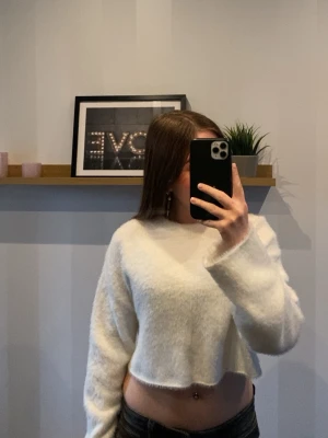 Vit stickad tröja - Säljer nu min jättefina mjuka stickade tröja från H&M som är helt ny. Det finns inga defekter eller tecken på användning då jag aldrig har använt den. Hör av dig vid frågor eller funderingar💕💕