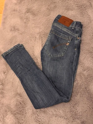 Dondup jeans w25 - Dondup jeans i Stl w25. De sitter lite skinny/slim och är i bra skick. De har några små slitningar fram tills på jeansen. Hör av er vid frågor