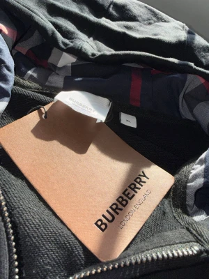 B.urberry  - B.urberry hoodie, helt oanvänd och shippar inom 24 timmar 