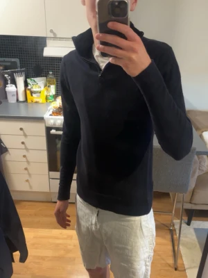 Mörkblå halvzip tröja these glory days - Snygg mörkblå tröja med halvzip och hög krage. Tröjan har långa ärmar och ribbade muddar vid ärmslut och nederkant. Perfekt för lager på lager och enkel att matcha med olika outfits.