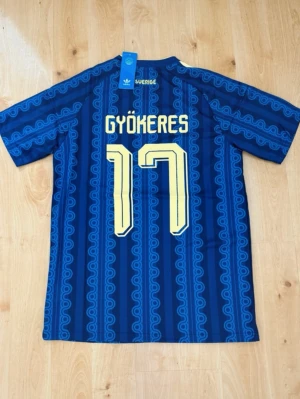 Sverige fotbollströja - Gyökeres Sverige borta tröja, storlek S, helt ny och aldrig använd. Hör av dig vid övriga frågor;)