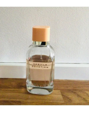 Vanilla Devotion parfym från Zara - Vanilla Devotion parfym från Zara✨️Se bild hur mycket använt 